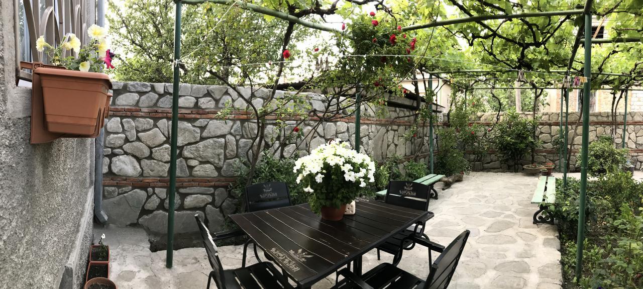 Mari Guest House Telavi Exteriör bild